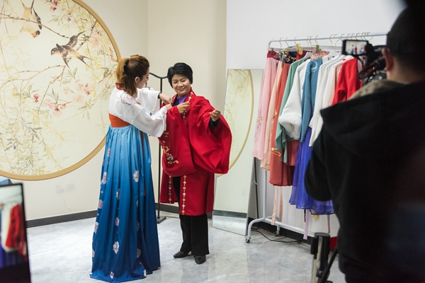 菏泽曹县女县长变身汉服主播