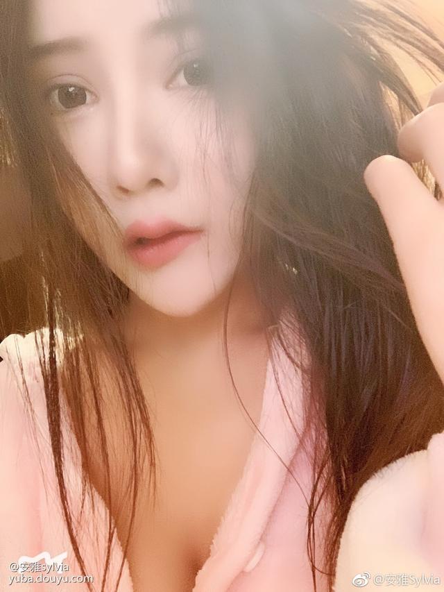 斗鱼女主播安雅Sylvia,直播解扣网友瞬间炸了