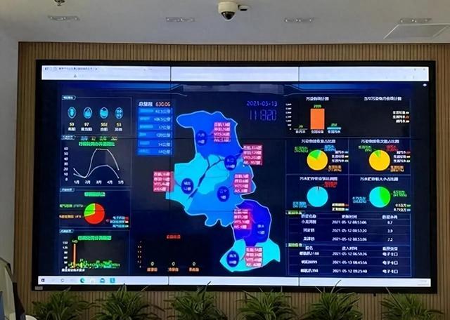 还有比这更劲爆的吗？一对男女森林中野战，却被指挥中心直播调侃