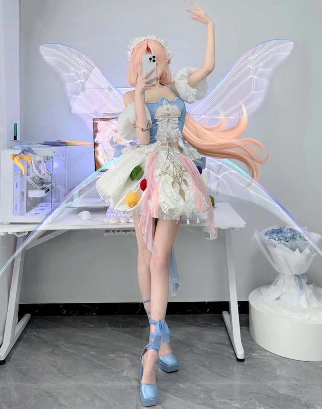 网红COS艾琳，身穿公主裙，背带透明翅膀，玩家：还原度太高了