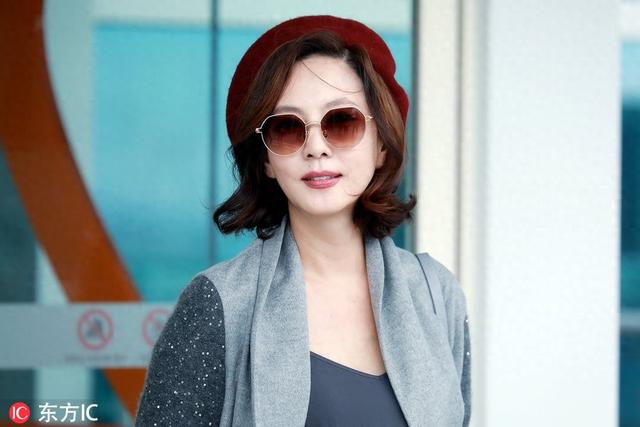 《迷雾》女主金南珠戴红色贝雷帽走名媛风,47岁气质不输俞飞鸿