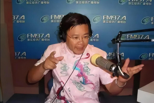 广东台主持人郑达，妻子是一名会计师，至今已恩爱近30年