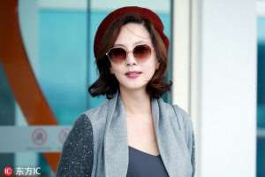 韩国电视剧女主播的(《迷雾》女主金南珠戴红色贝雷帽走名媛风，47岁气质不输俞飞鸿)