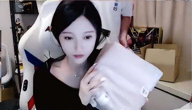 Letme单手和老婆solo，输了直播惩罚亲脚：好恶心啊，还有脚毛