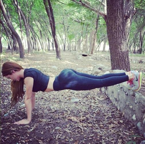 “最性感天气预报女主播”，身材火辣凹凸有致，关注点已不是天气