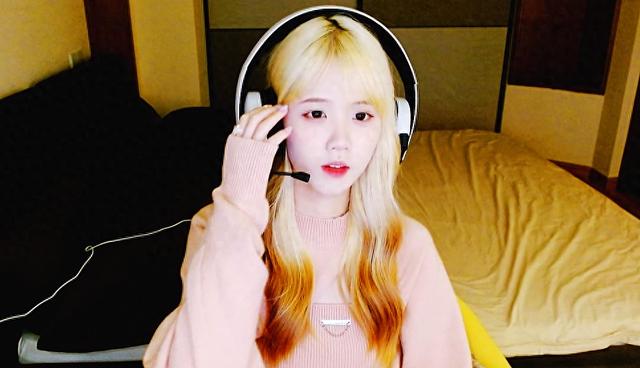 张老三被忽悠了,丝袜女神卢卢biu虎牙首秀,未能如约露脸