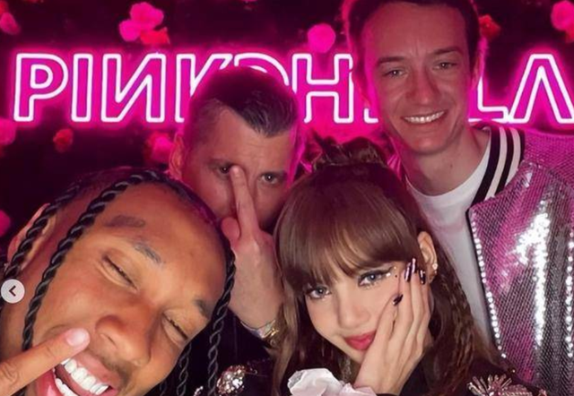 Lisa出席疯马秀，VIP可以竞价抚摸，疑似还有“无裤”高抬腿动作