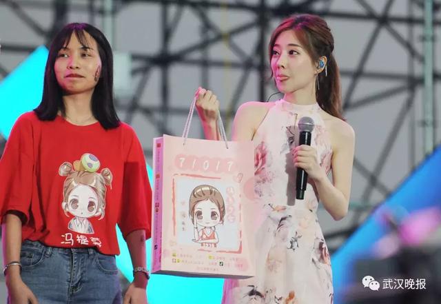 斗鱼嘉年华人山人海,冯提莫演唱《佛系少女》燃爆全场