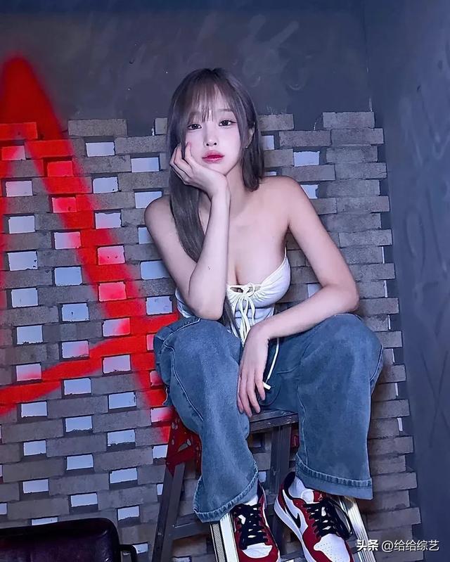 韩国百万级女主播hankung，清纯外表，性感身材，反差感十足