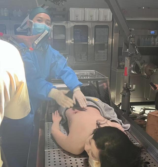 好拼！前TVB小花利颖怡露背扮死尸，只遮下半身称是最大尺度演出