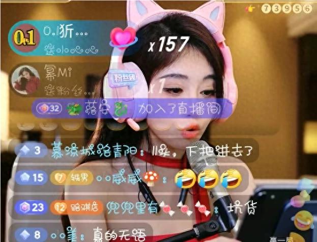 冯提莫夏日“清凉”穿着，户外直播王者，粉丝：我看游戏还是看你