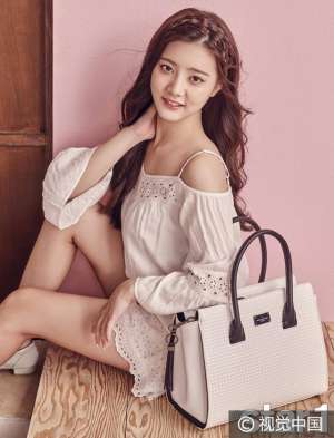 韩国白衣女主播完整(韩国女子组合DIA演绎白衣清纯“七仙女” 露香肩撩发甜笑迷人)