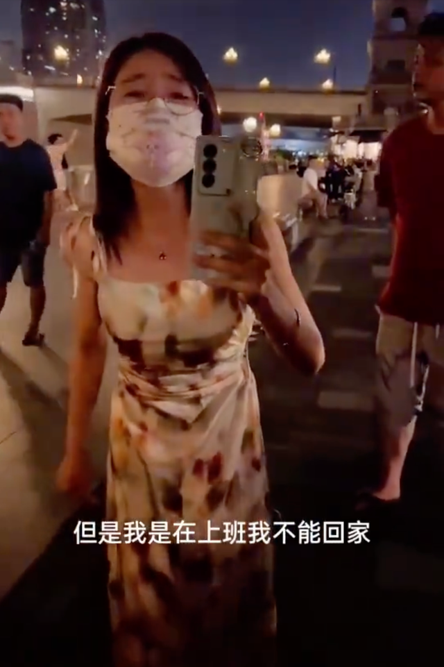 男子在户外吸烟，被女主播扔水后续，女子道歉并暗示自己抑郁