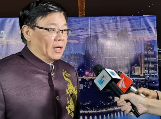 广东台主持人郑达，妻子是一名会计师，至今已恩爱近30年