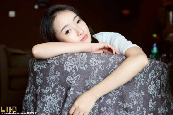 陌陌舒舒现身网络直播年度盛典 荣获2018年度才艺主播大奖