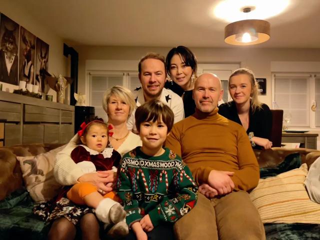 内蒙富家女爱上法国留学生，婚后连生俩混血，35岁老公接近秃顶