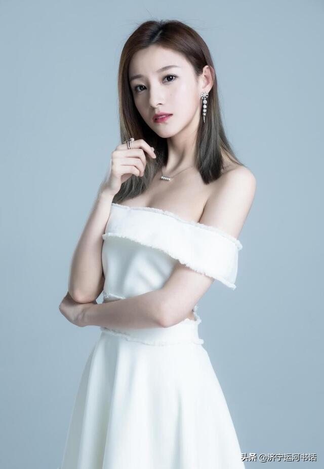 董卿接班人马凡舒，走秀时内裤滑落，坦然回应：谁爱看谁看！