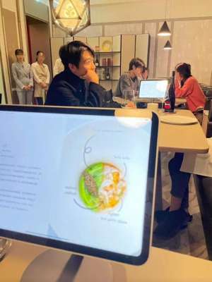 韩国女主播双人秀是谁(俞灏明与女友韩国甜蜜约会，王晓晨大方晒照，在一起一年超稳定)