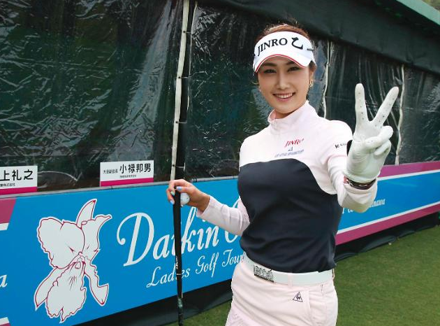 韩国高尔夫球运动员美女金荷娜曾一杆进洞 如今世界排名36位