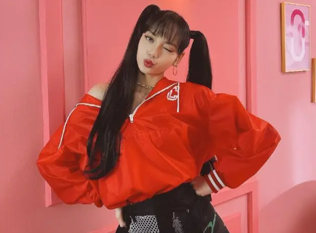 Lisa出席疯马秀，VIP可以竞价抚摸，疑似还有“无裤”高抬腿动作