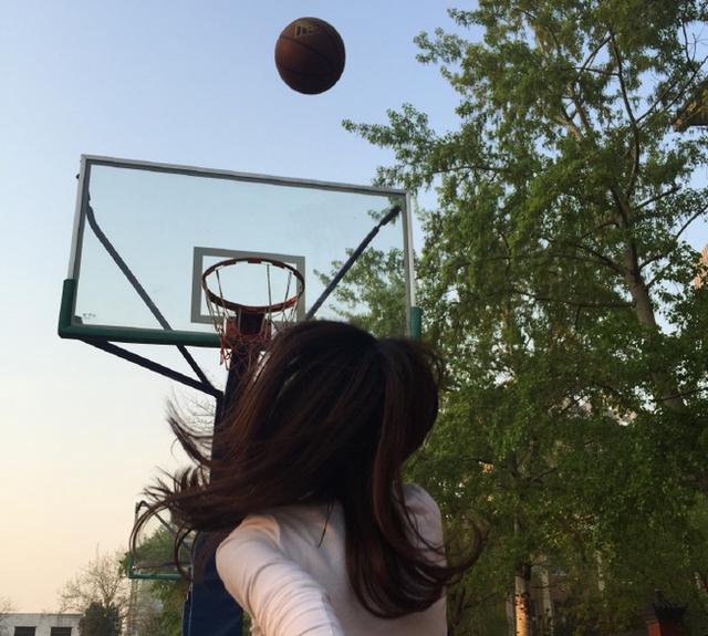 请叫我婷昊！NBA最前线主播黄婷婷秀球技空心入网