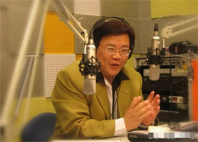 广东台主持人郑达，妻子是一名会计师，至今已恩爱近30年