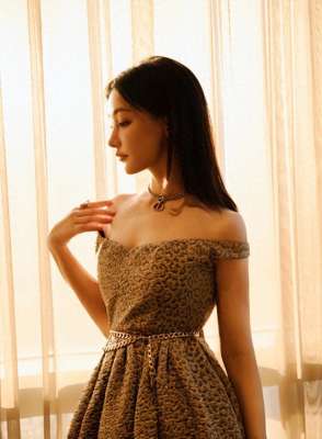 游戏竞技女主播(知情人爆2024浪姐名单登微博热搜，电竞女神Miss跨界登顶流综艺)