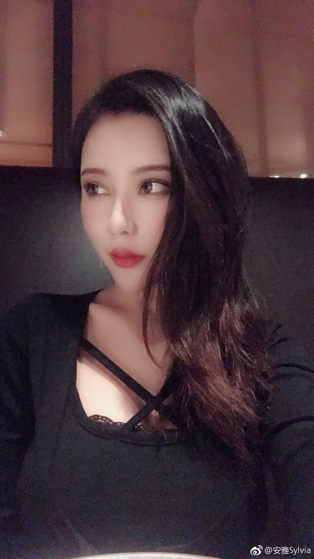 斗鱼女主播安雅Sylvia,直播解扣网友瞬间炸了