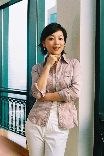 央视主持劳春燕：曾被传去世，与丈夫分居多年，年近半百仍似少女