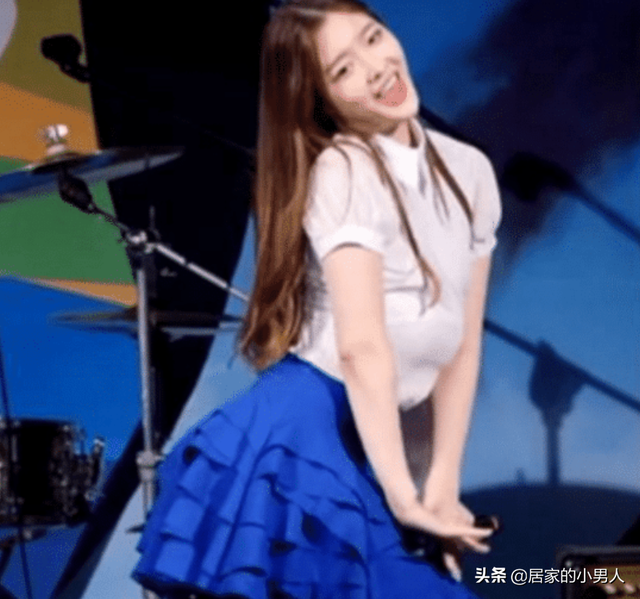 韩国女星跳舞时突发意外,“胸部”突然掉到肚子上,观众有些懵