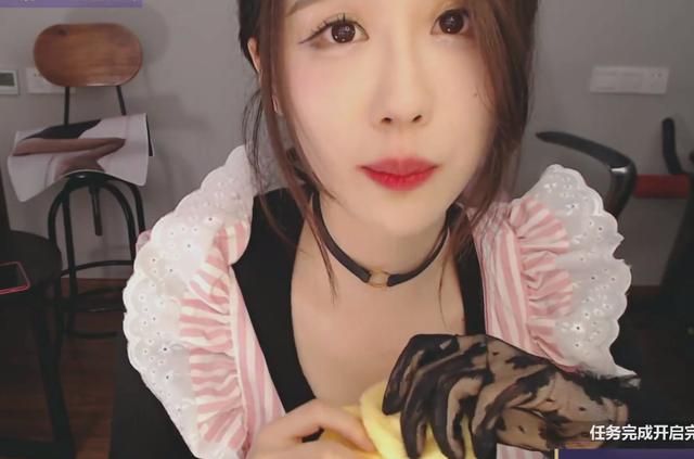 轩子巨2兔搞创新直播，女仆装亮相，说话方式更是让男粉羞愧