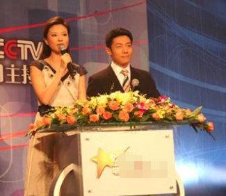 央视主持人刘芳菲近照曝光，衣着朴素端庄秀丽，低调热心公益