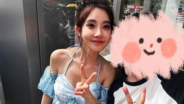 冯提莫直播换装，身穿蓝色吊带短裙唱歌热舞，网友：也不矮呀！