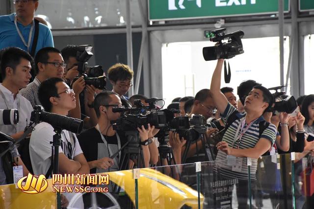 【川网带你逛车展】网络女主播现身成都车展 嘟嘴卖萌