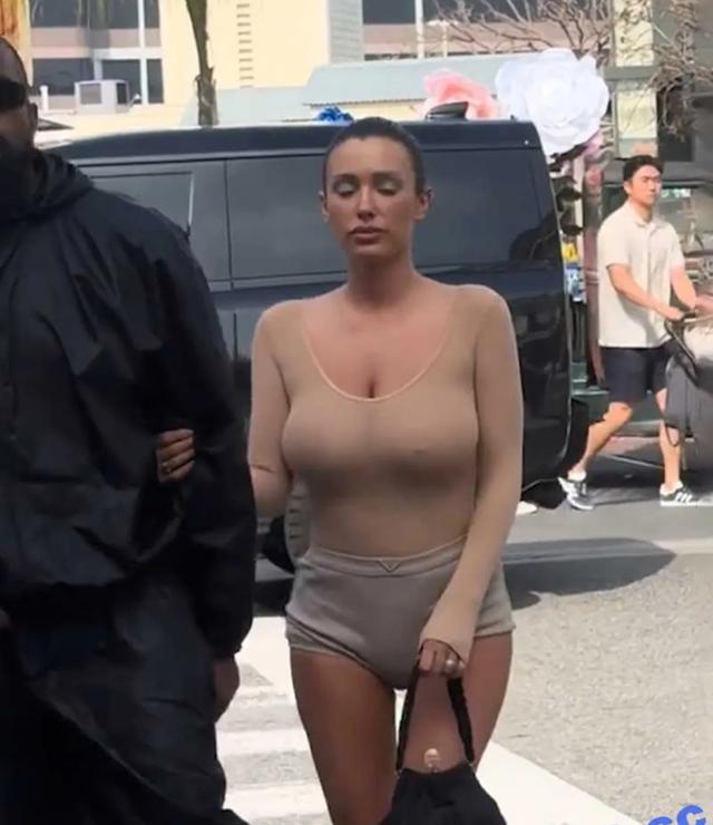 侃爷豪气地带着身着透视装的妻子“G”豪乳！