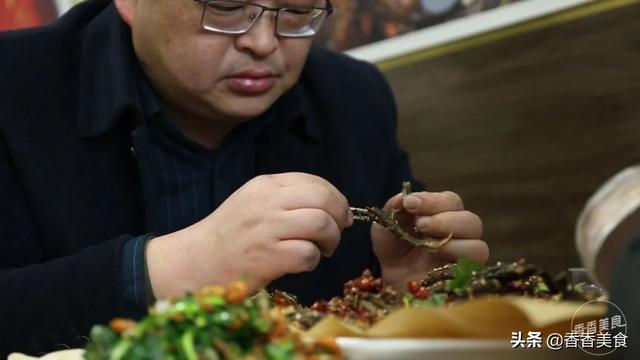 “掐着头，捏着腰，顺着脖子往下薅”，打一美食