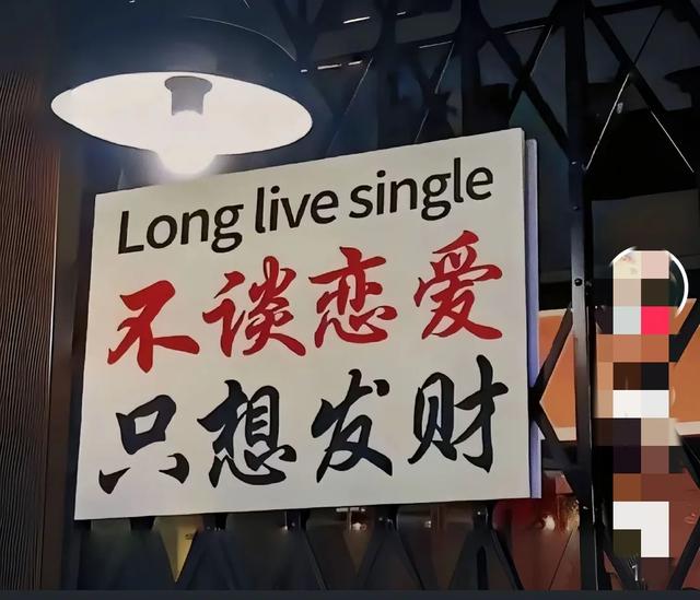 又一36岁女主播直播猝死背后，藏着多少打工人的生存困局？