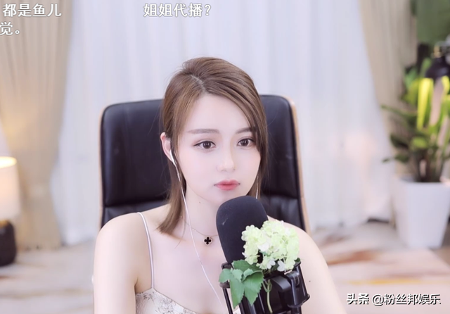 苏恩与姐姐苏令同框，亲姐妹果然长相神似，两姐妹合跳双人舞