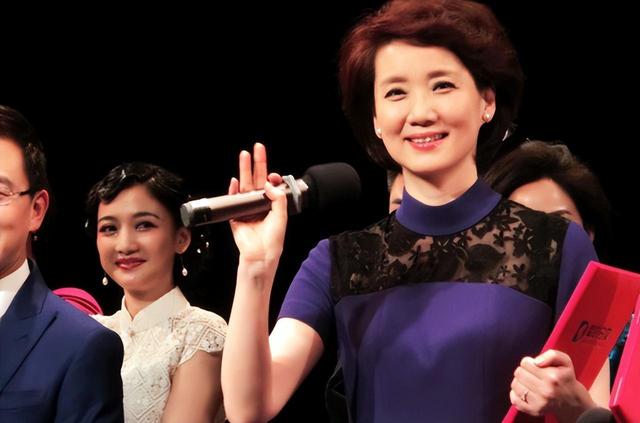 央视“首席女主播”李修平：42岁再婚嫁大10岁丈夫，至今无儿无女