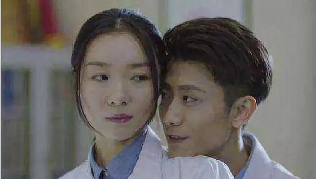 张一山跟老师拍吻戏，过于投入伸出舌头，网友：不差这点流量