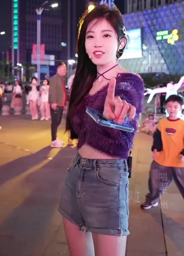 冯提莫‘臀顶水瓶’户外直播，引发网友哗然