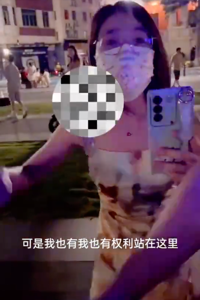 男子在户外吸烟，被女主播扔水后续，女子道歉并暗示自己抑郁