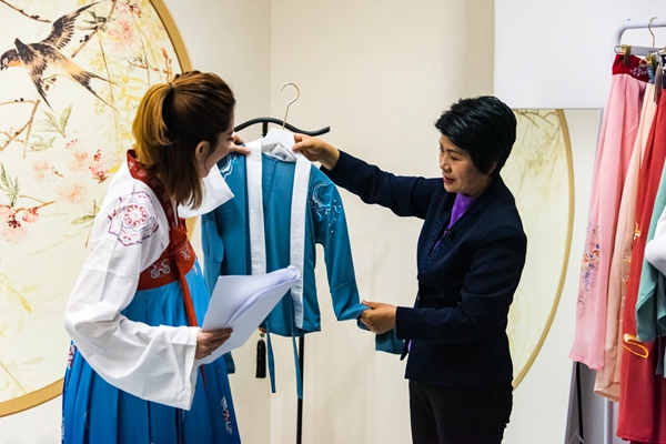 菏泽曹县女县长变身汉服主播