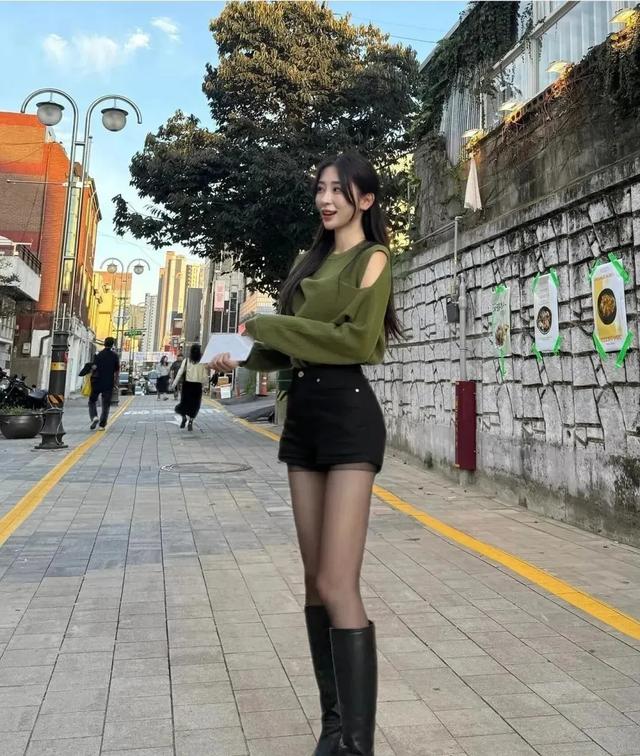 顶级体育女主播!黑丝短裙大长腿!这谁不迷糊啊!