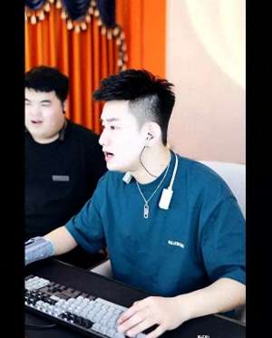 yy女主播啪啪啪的种子(阿哲口误，神豪啪啪心悦电母天佑YY直播不要礼物，官方怒踢)