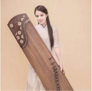 女主播弹古筝(陌陌主播古筝灵儿：直播蜕变尽显古典美)