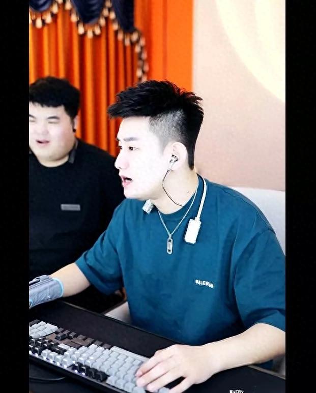 阿哲口误，神豪啪啪心悦电母！天佑YY直播不要礼物，官方怒踢