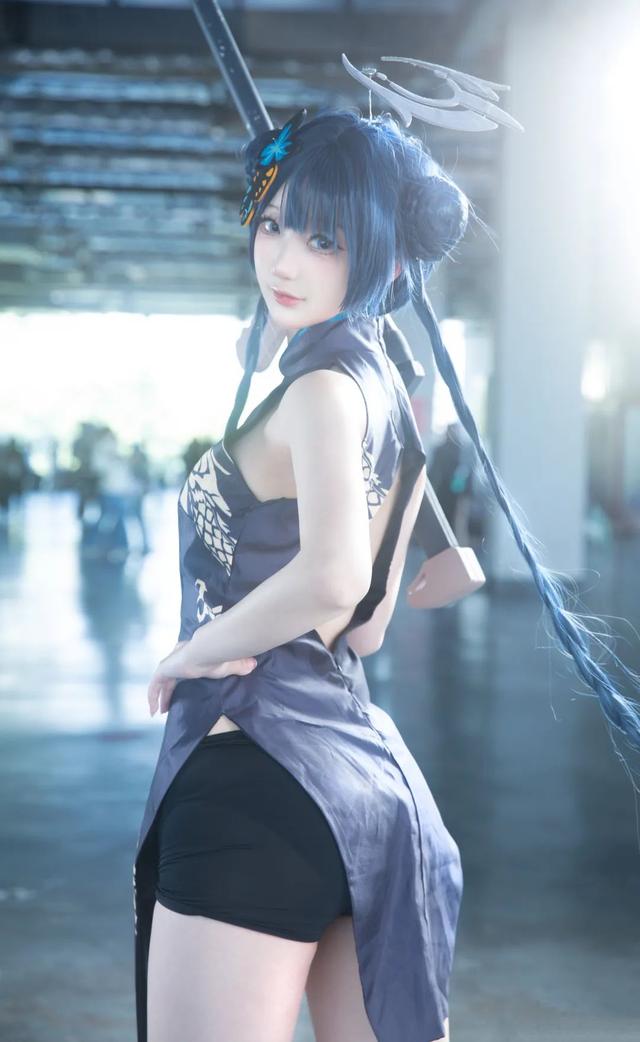 碧蓝档案:御坂奈良cos妃咲,穿着旗袍,拿着枪的丸子头萌妹!