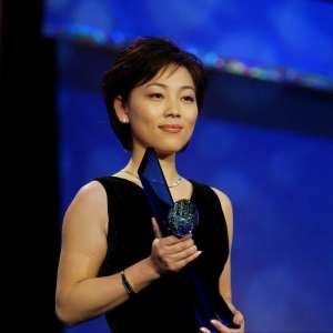 美女主播任春燕去世(央视主持劳春燕：曾被传去世，与丈夫分居多年，年近半百仍似少女)