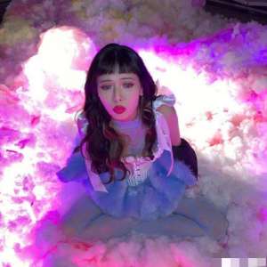 韩国女主播金艺贞(泫雅曝拍摄花絮，高抬腿用脚比心，大波浪卷发优雅蚂蚁腰好细)